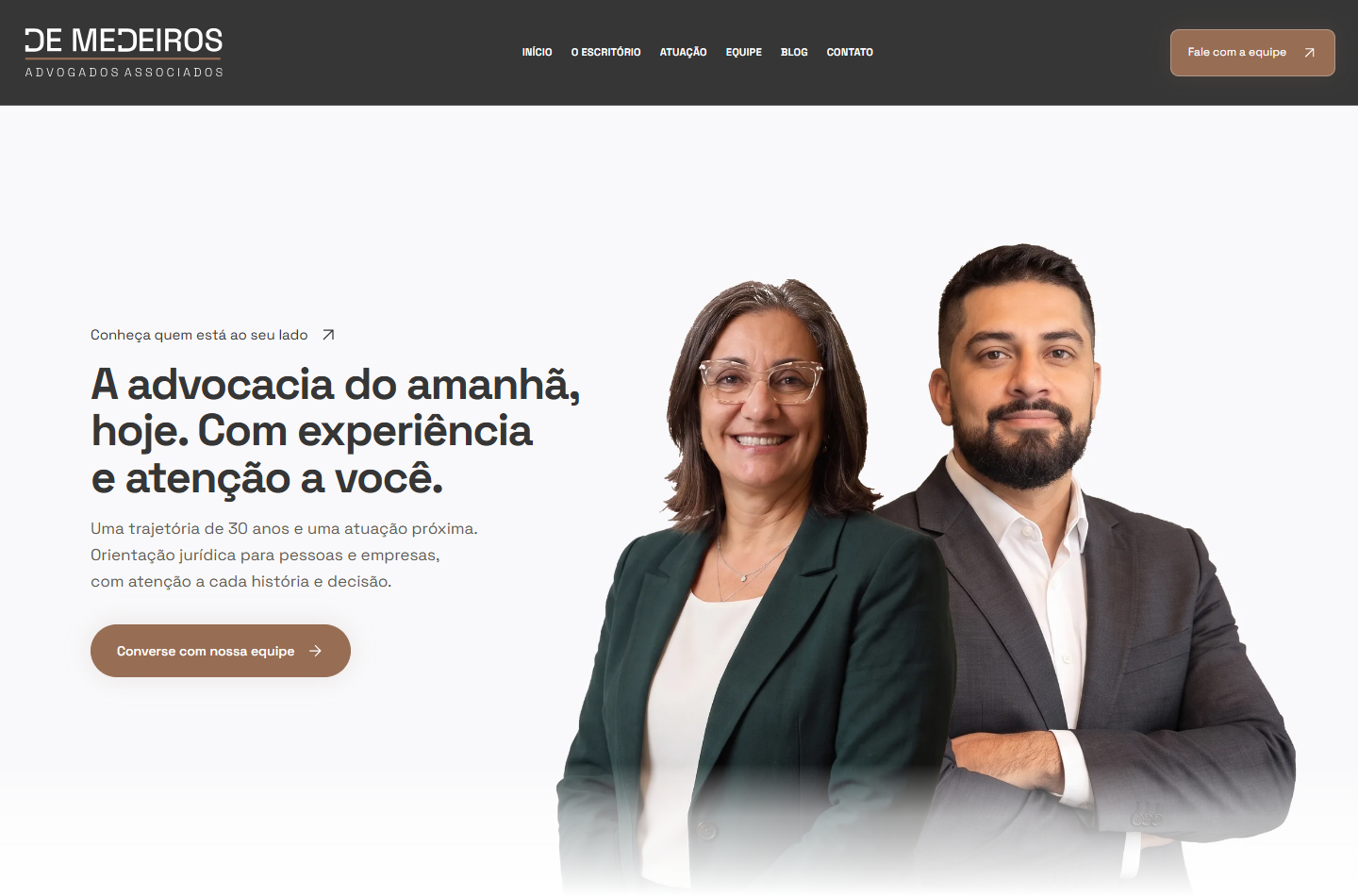 Site De Medeiros Advogados Associados, com Irani e Túlio na página inicial
